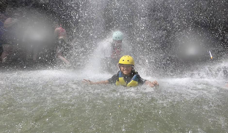 渓流の岩に寝転ぶ様子