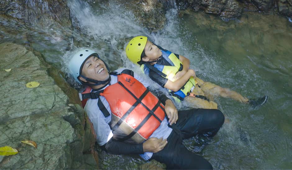 渓流の岩に寝転ぶ様子
