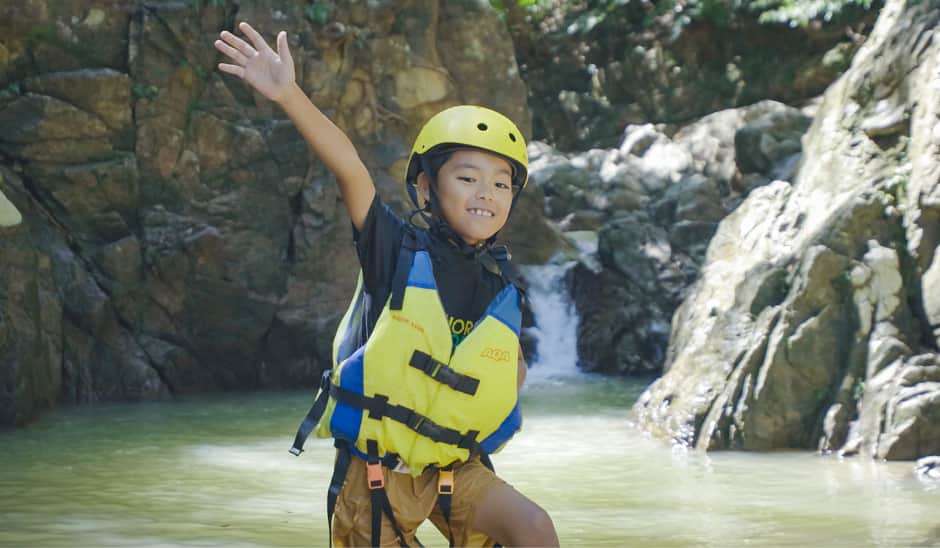 自信満々の笑顔の子ども