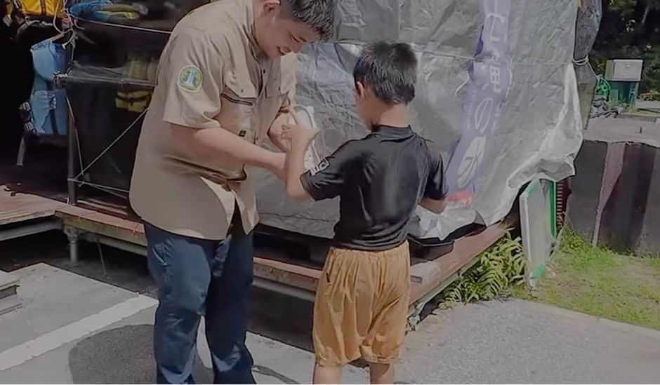 サンクスカードを渡す様子