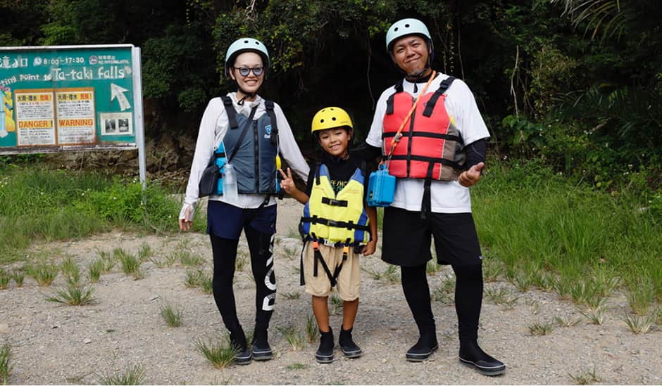 装備を着用した家族の写真