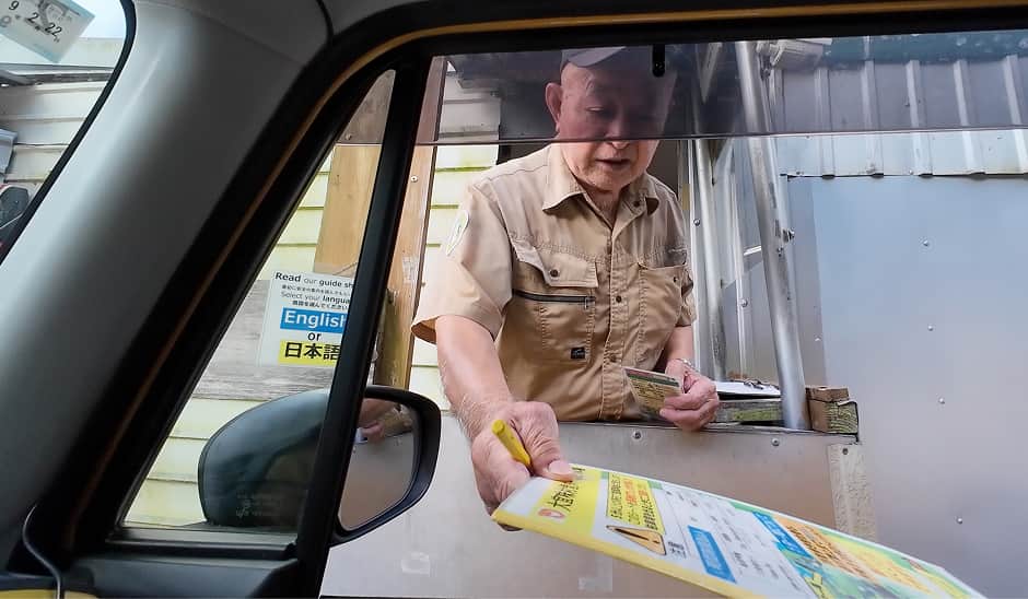 パークキーパーが受付を担当している様子