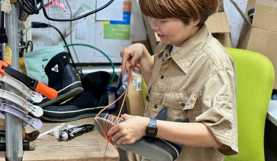 フェルトシューズを修繕している様子