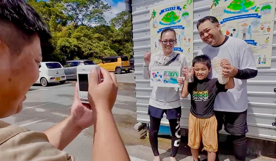 サンクスカードを渡している様子